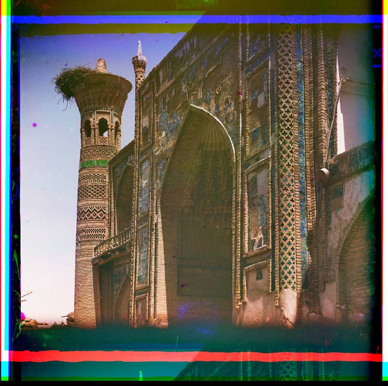 arched_entranceway_to_a_mosque_with_minaret.jpg