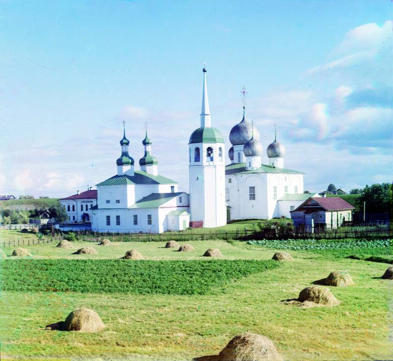 belozersk._cerkov_vasilija_velikogo_sleva_i_preobrazhenskij_sobor_sprava_vnutri_krepostnogo_vala_.jpg