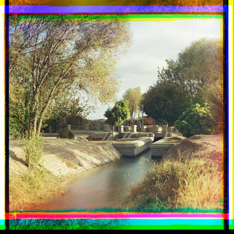 brick_aqueduct_in_park-like_setting.jpg