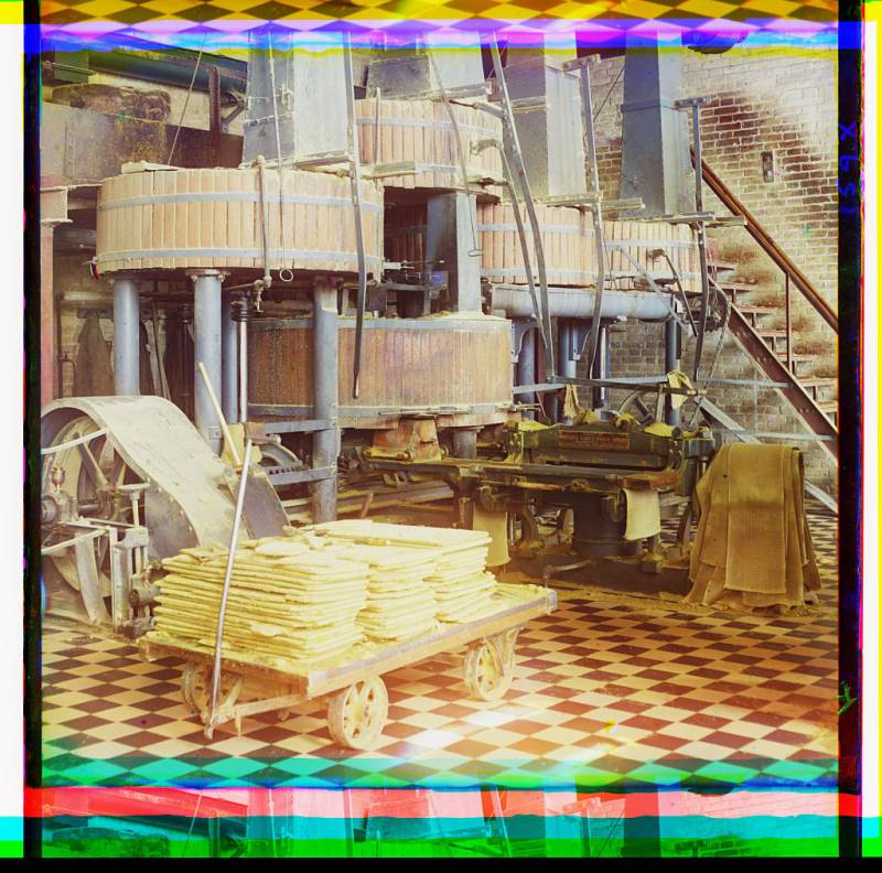 cotton_textile_mill_interior_probably_in_tashkent.jpg