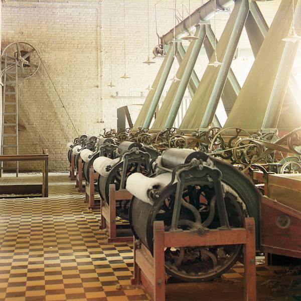 cotton_textile_mill_interior_with_machines_producing_cotton_thread_probably_in_tashkent_2.jpg