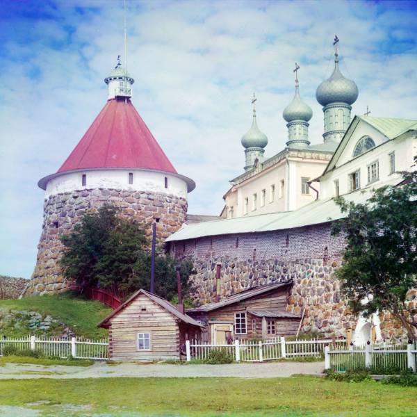 korozhnaja_bashnja_soloveckogo_monastyrja_i_cerkov_ikony_bozhiej_materi_utoli_moja_pechali_.jpg