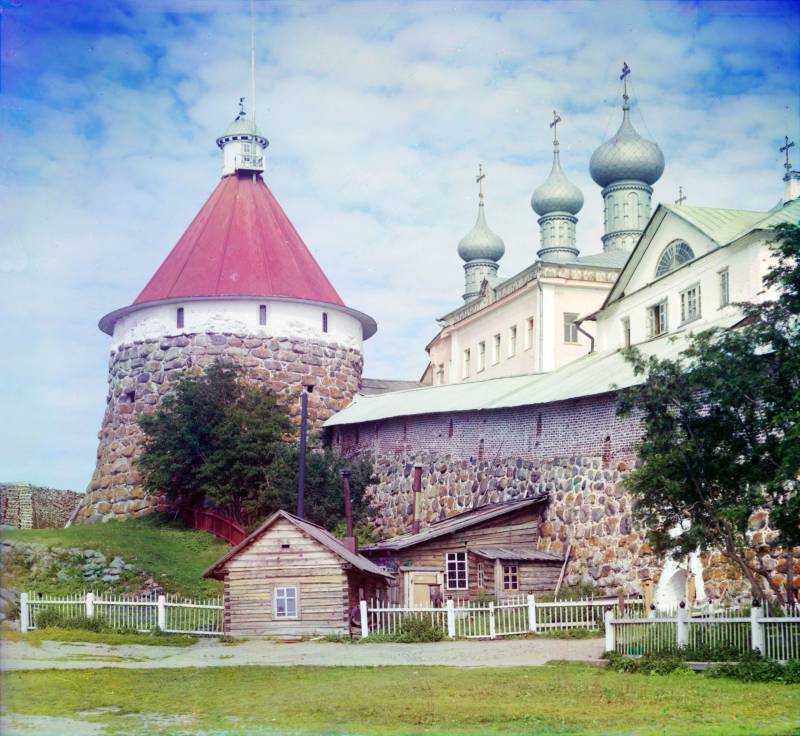 korozhnaja_bashnja_soloveckogo_monastyrja_i_cerkov_ikony_bozhiej_materi_utoli_moja_pechali_.jpg