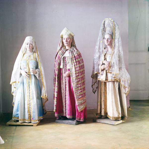 manekeny_v_starinnyx_zhenskix_kostjumax_razlichnyx_uezdov_tverskoj_gubernii._v_tverskom_muzee_.jpg