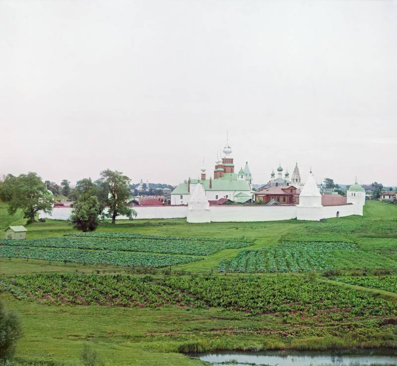 obschij_vid_pokrovskogo_zhenskogo_monastyrja_s_severa_suzdal_.jpg