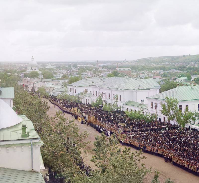 vid_s_kolokolni_troickogo_sobora_odnoimennogo_muzhskogo_monastyrja_na_sobornuju_ploschad_belgoroda_vo_vremja_torzhestv_proslavlenija_svjatitelja_ioasafa_belgorodskogo_4_sentjabrja_1911_goda_.jpg