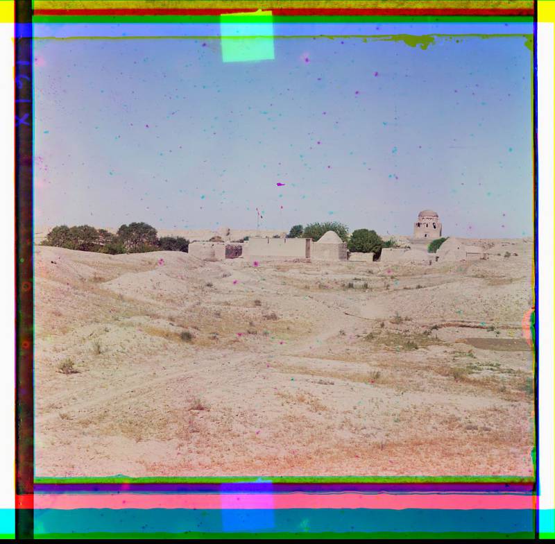 domed_adobe_buildings_with_crumbling_mosque_in_background.jpg