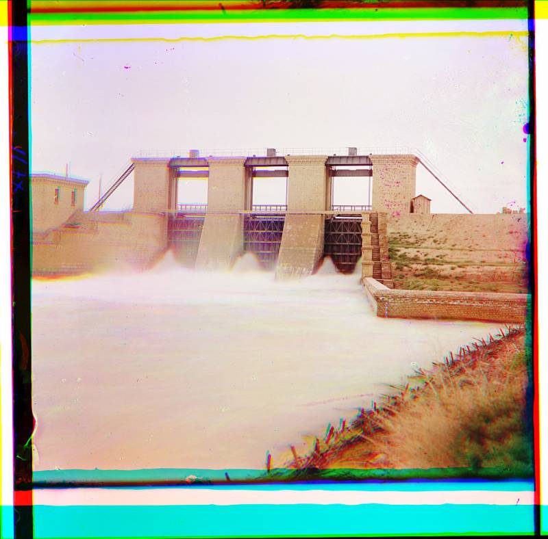 floodgates_at_dam_facility_2.jpg