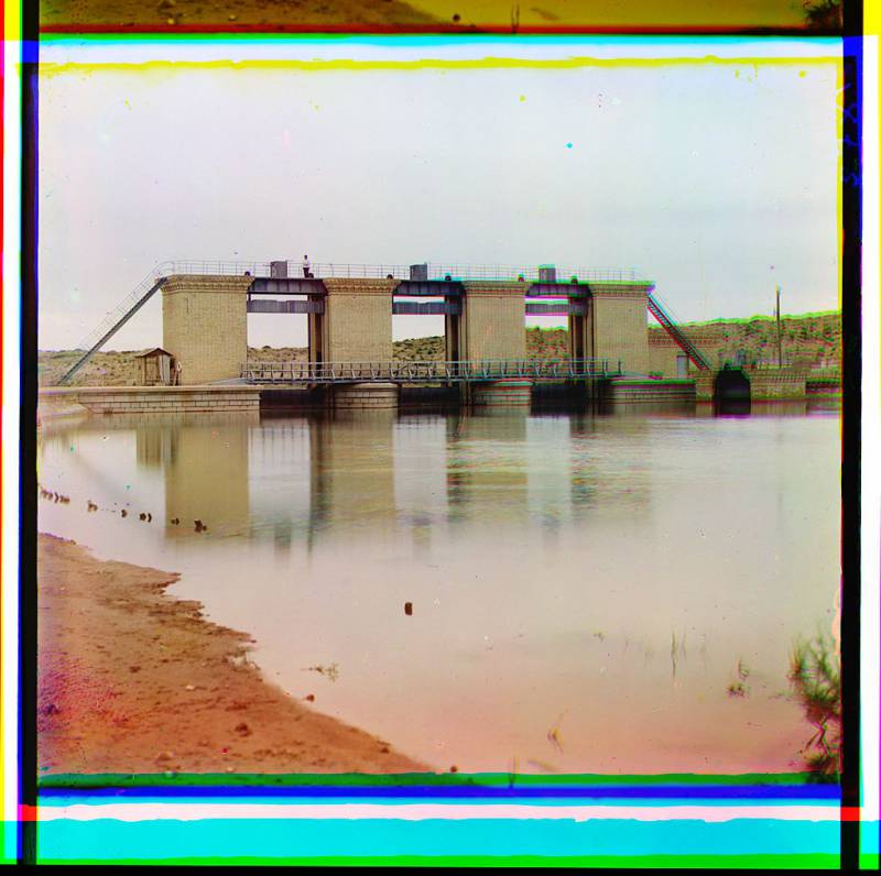 floodgates_at_dam_facility_4.jpg