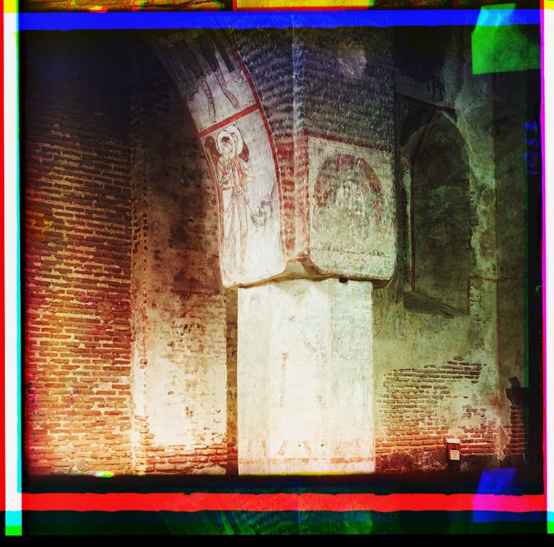 interior_showing_exposed_brick_and_column_with_murals.jpg