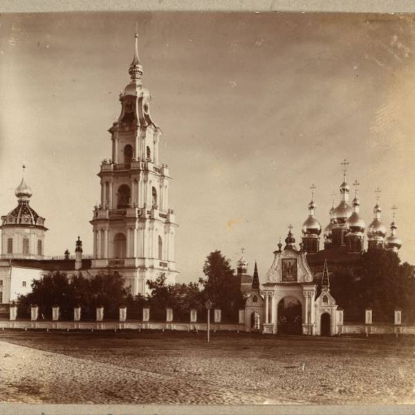 kostroma._uspenskii_sobor_i_vkhod_v_nego.jpg