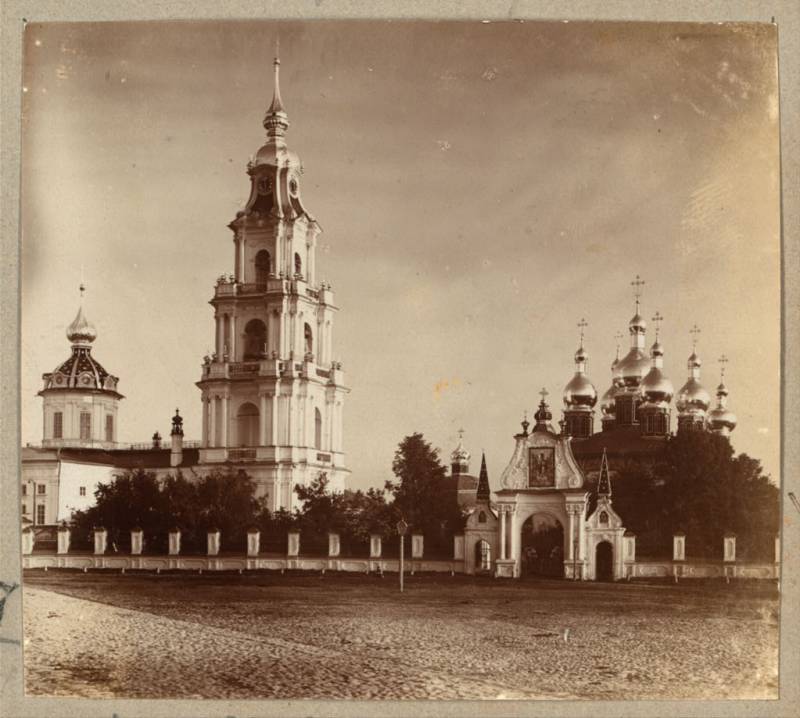 kostroma._uspenskii_sobor_i_vkhod_v_nego.jpg