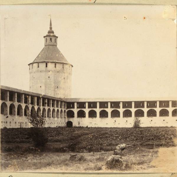 stiena_s_nishami_okruzhaiushchaia_kirillo-belozerskii_monastyr_._kirillov._rossiiskaia_imperiia_.jpg