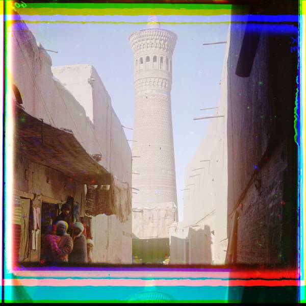 street_scene_with_vendors_minaret_in_background.jpg