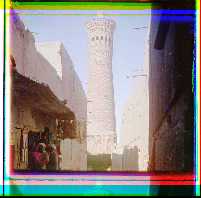 street_scene_with_vendors_minaret_in_background.jpg