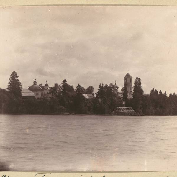 sviato-troitskii_aleksandro-svirskii_monastyr_._vid_s_ozera._rossiiskaia_imperiia_.jpg