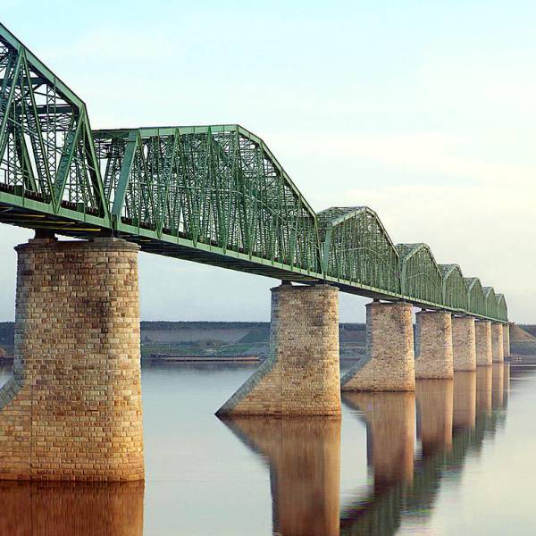 trans-siberian_railway_metal_truss_bridge_on_stone_piers_over_the_kama_river_near_perm_ural_mountains_region.jpg