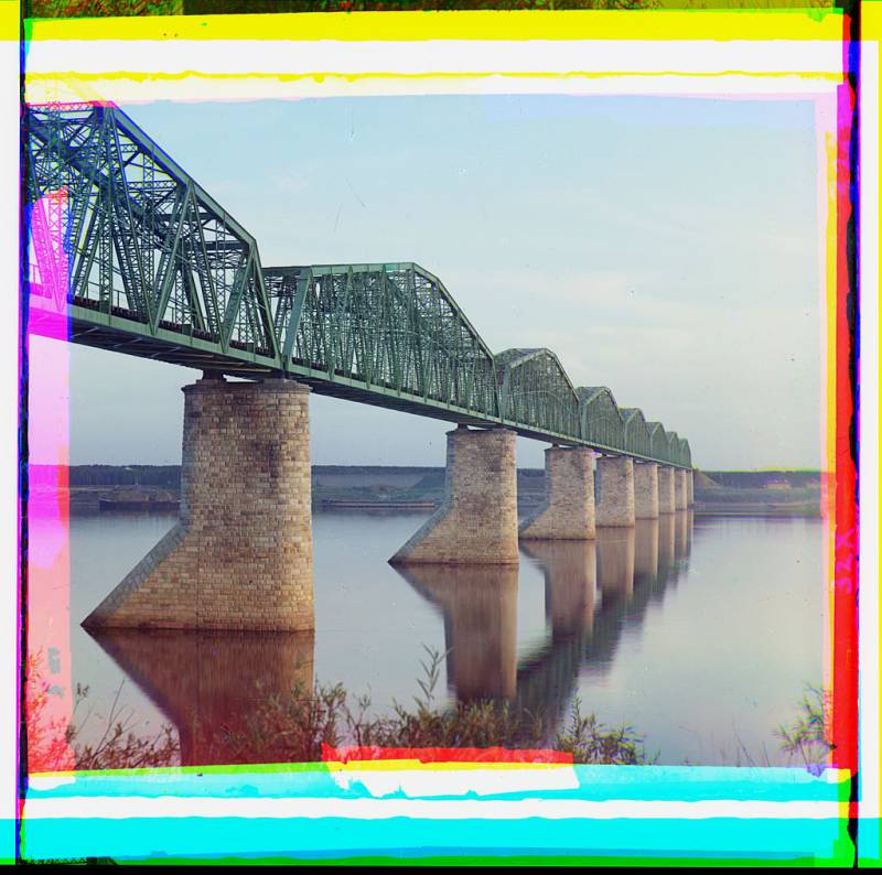 trans-siberian_railway_metal_truss_bridge_on_stone_piers_over_the_kama_river_near_perm_ural_mountains_region_2.jpg