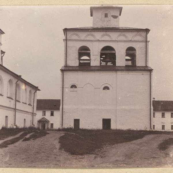 tserkov_sv._troitsy_v_aleksandro-svirskom_monastyrie._kolokol_nia._rossiiskaia_imperiia_..jpg