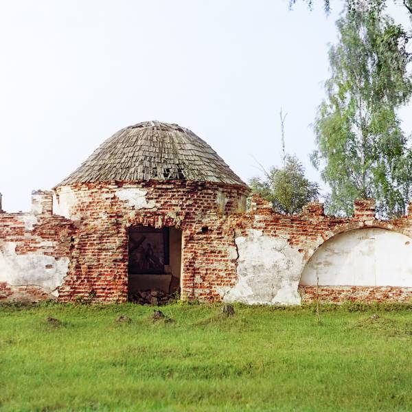 bashenka_v_starinnoj_cerkovnoj_stene._v_6_verst._ot_polocka_ograda_krestovozdvizhenskoj_cerkvi_v_s._strune_..jpg