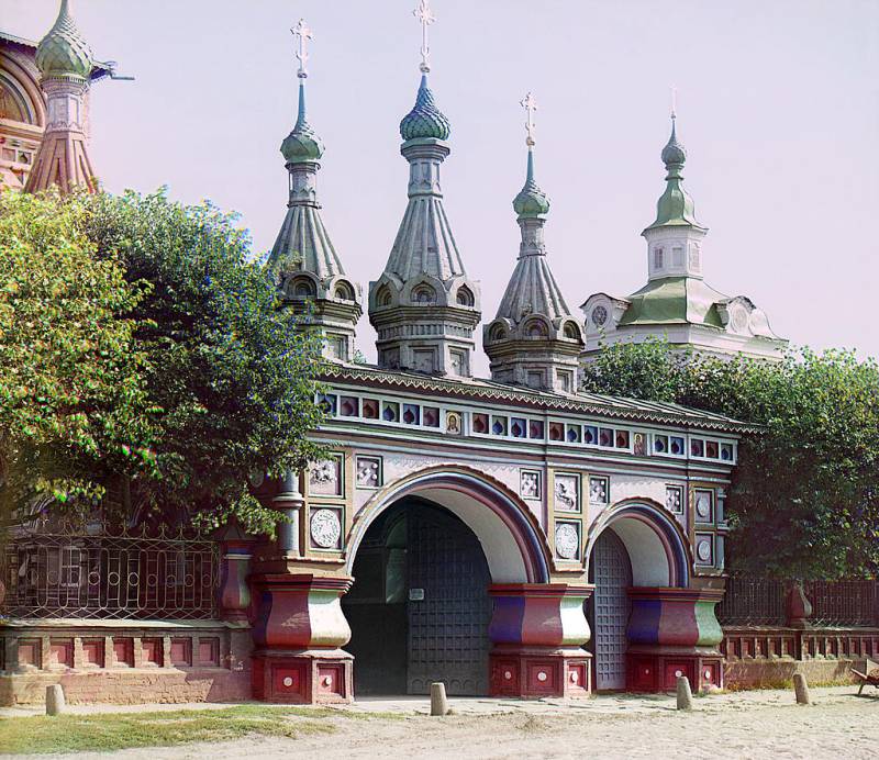 vkhod_v_tserkov_voskresen_ia._kostroma._2.jpg