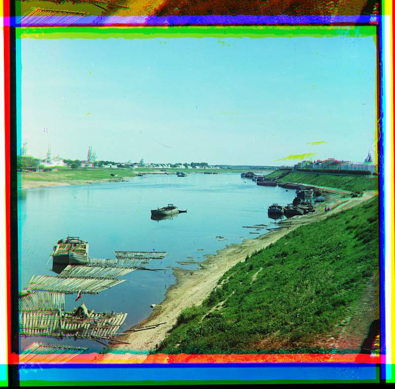 waterfront_scene_including_boats_and_town_in_background..jpg