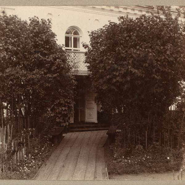 zhenskii_srietenskii_monastyr_v_kashinie._vkhod_v_dom_gdie_zhila_velikaia_kniaginia_elisaveta_feodorovna_v_1909_godu..jpg