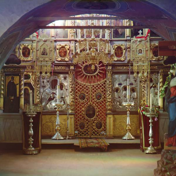ikonostas_v_borodinskoj_cerkvi_cerkov_smolenskoj_ikony_bozhej_materi_rozhdestva_xristova_.jpg