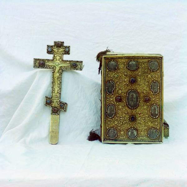 krest_i_evangelie._dar_carja_mixaila_fedorovicha._v_riznice_uspenskogo_sobora_v_kremle._rostov_velikij.jpg