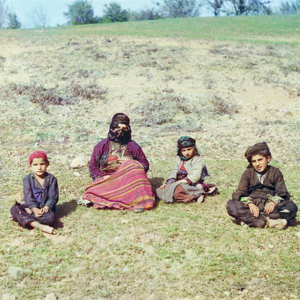 kurdskaja_zhenschina_s_detmi._bliz_sela_kvarcxana.jpg