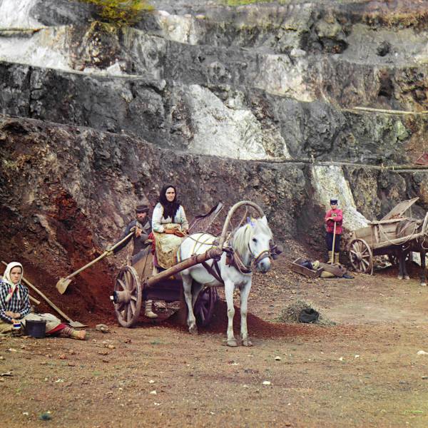 rabota_na_bakalskom_rudnike._tjazhelyj_zheleznyj_rudnik_na_gore_irkuskan_.jpg