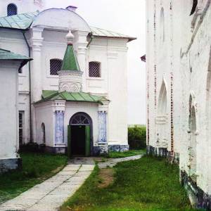 vxod_v_cerkov_ugodnika_cerkov_sv._kirilla_belozerskogo_v_kirillo-belozerskom_monastyre_.jpg