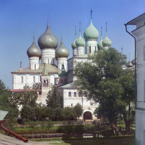 cerkov_voskresenija_i_uspenskij_sobor._vid_so_steny._rostov_velikij.jpg