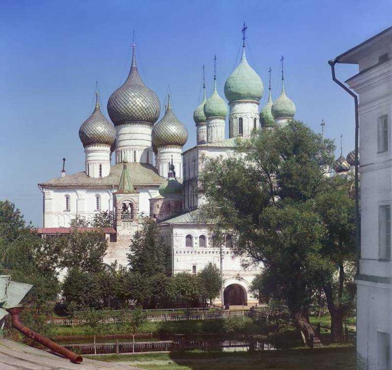 cerkov_voskresenija_i_uspenskij_sobor._vid_so_steny._rostov_velikij.jpg