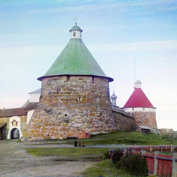 soloveckij_monastyr_s_ozera_nikolskie_vorota_i_nikolskaja_bashnja_.jpg